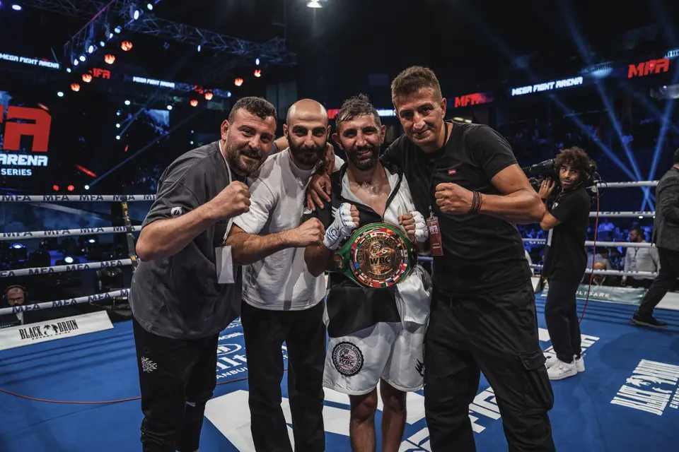 Arda Avcı ve ekibi Mega Fight Arena'da kemerle