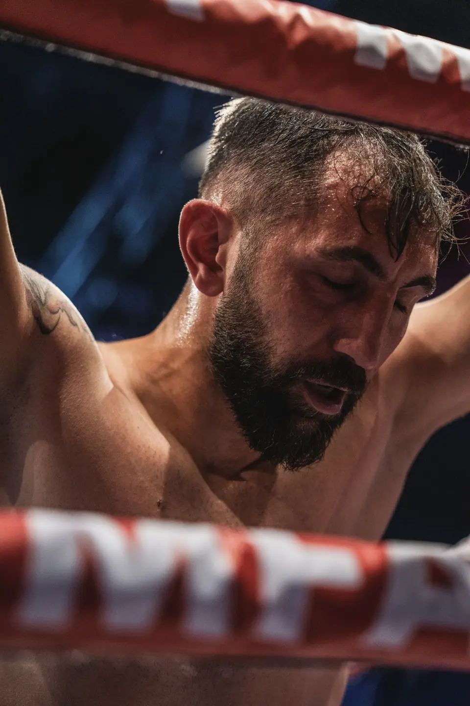 Arda Tamer Avcı ring iplerinde yakın plan