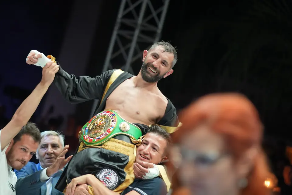 WBC Asya şampiyonu Arda Avcı kemeriyle omuzlarda