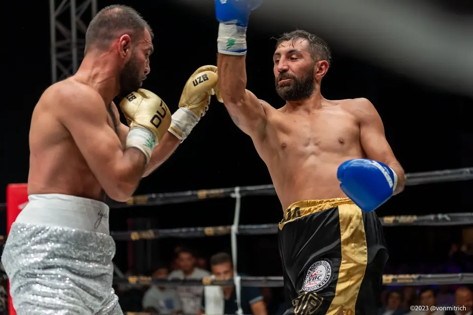 Arda Avcı WBC Asya maçında rakibine kroşe atıyor