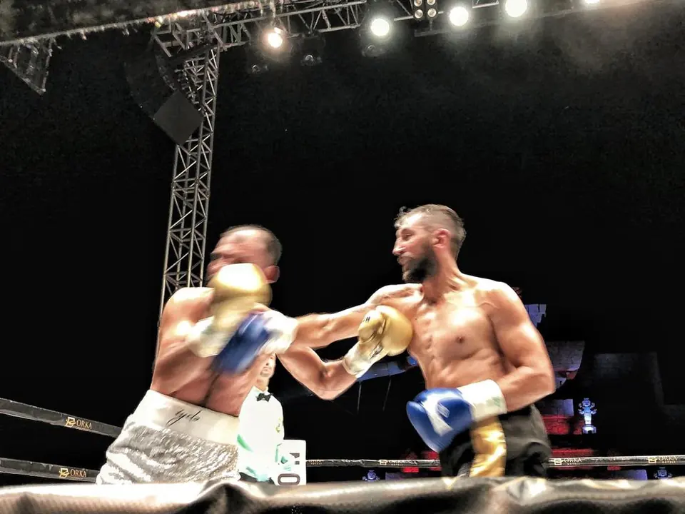 Arda Avcı WBC Asya şampiyonluk maçında yumruk atıyor