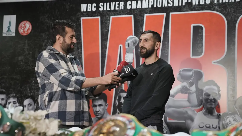Arda Tamer Avcı WBC boks gecesinde röportaj verirken