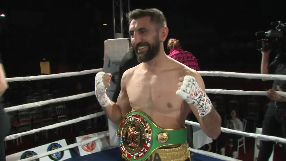 Arda Avcı WBC Asya şampiyonluk kemeriyle ringde