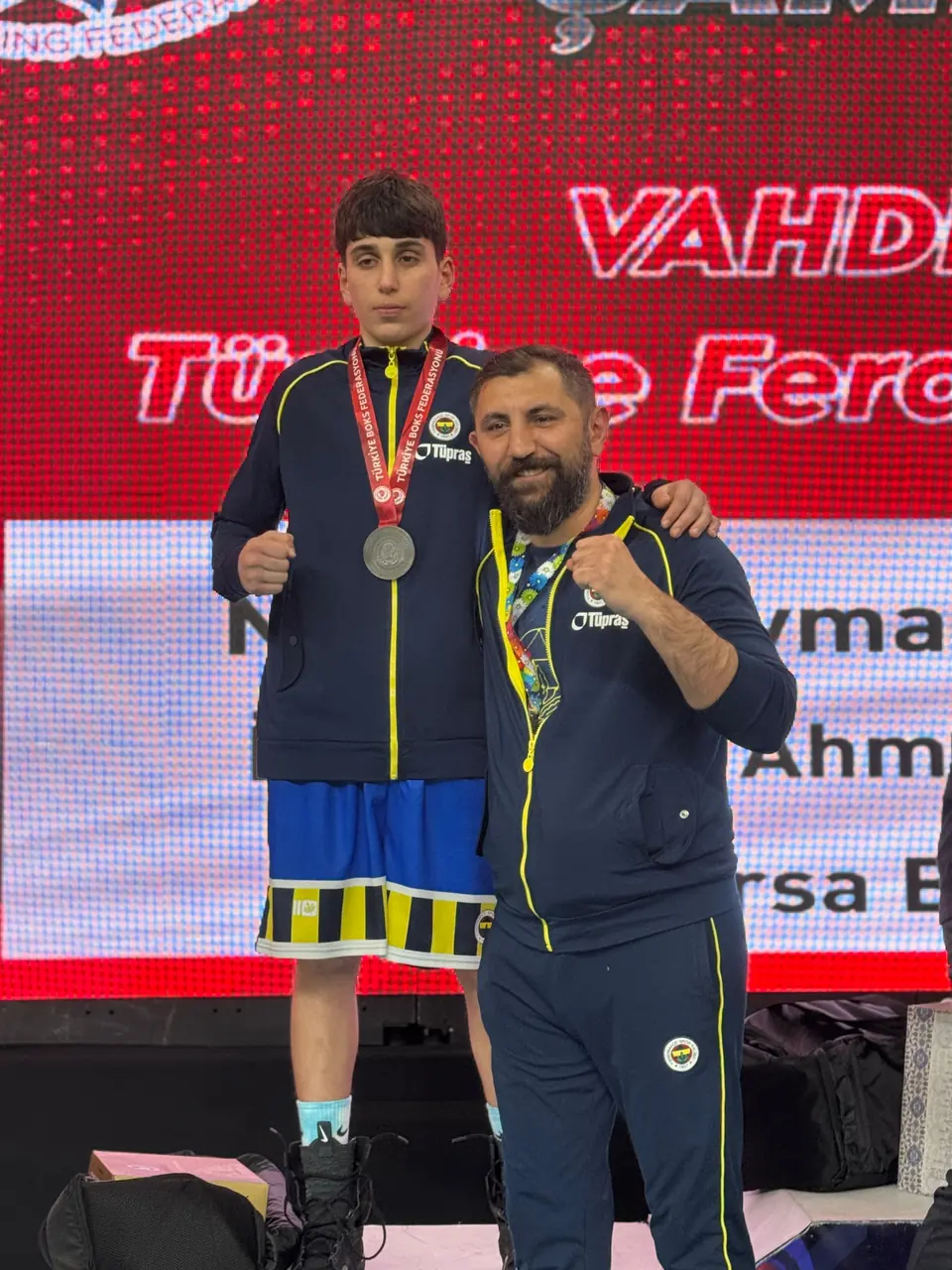 Arda Tamer Avcı Fenerbahçe eşofmanıyla, Türkiye şampiyonasında madalya kazanan öğrencisiyle